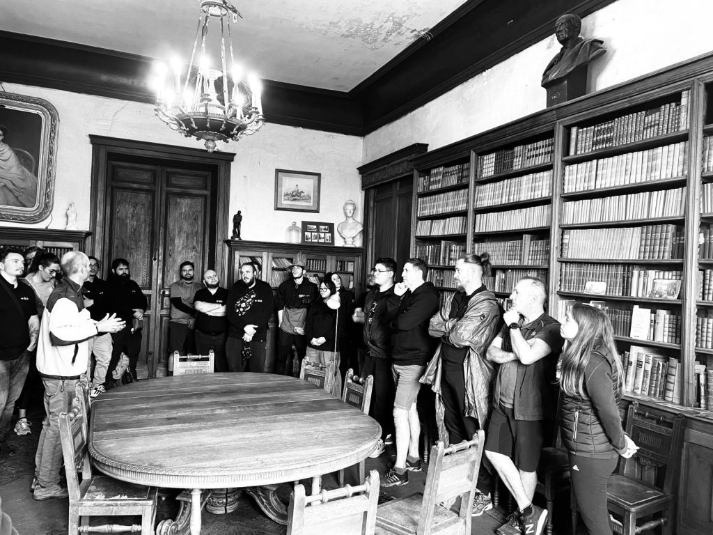 Briefing dans la bibliothèque